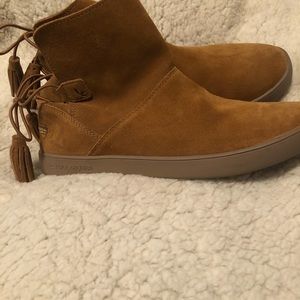 New UGG suade ankle boots SZ8. $75
